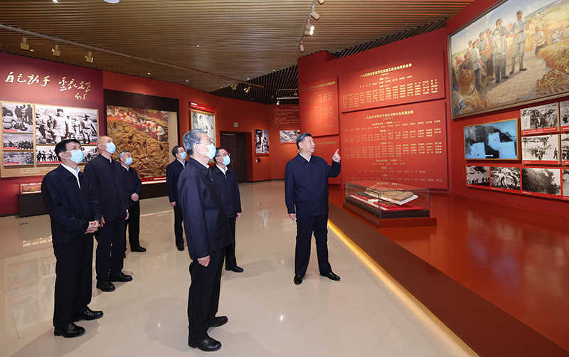 10月27日,中共中央总书记、国家主席、中央军委主席习近平带领中共中央政治局常委李强、赵乐际、王沪宁、蔡奇、丁薛祥、李希,瞻仰延安革命纪念地。这是习近平等在延安革命纪念馆,参观《伟大历程——中共中央在延安十三年历史陈列》。